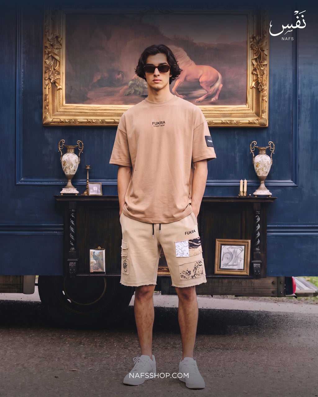 The Quiet Tee — Camel, salon detail